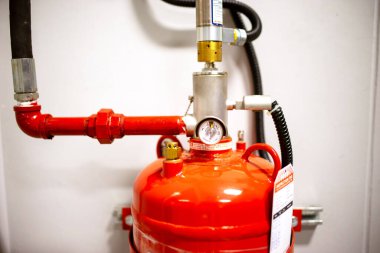 Binanın duvarında yangın söndürücü var, yakın plan. .