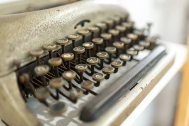 Eski daktilo, yakın çekim, sığ alan derinliği.