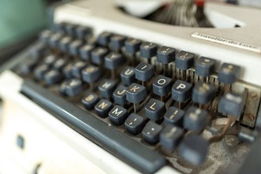 Eski daktilo, yakın çekim, sığ alan derinliği.