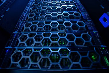 sunucu bilgisayarı yüksek performanslı, istikrarlı ve çok sayıda kullanıcıya hizmet verebilmeli.