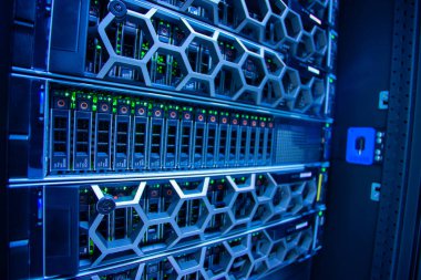 sunucu bilgisayarı yüksek performanslı, istikrarlı ve çok sayıda kullanıcıya hizmet verebilmeli.