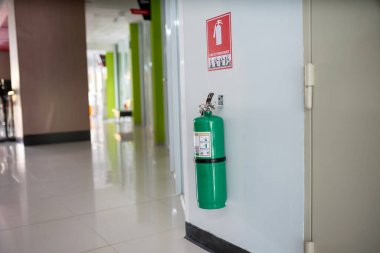 Yangın söndürücü geliştirilmiş güvenlik için duvara yerleştirildi..