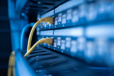 Her şeyi düzenli tutmak için kabloları depolayan bir panel. Kabloları bir arada tutan bir panel, yönetmeyi elverişli ve esnek kılıyor..