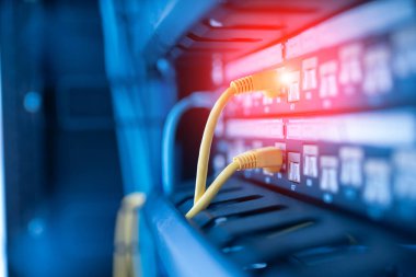 Her şeyi düzenli tutmak için kabloları depolayan bir panel. Kabloları bir arada tutan bir panel, yönetmeyi elverişli ve esnek kılıyor..