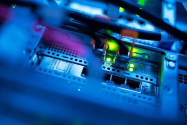 sunucu bilgisayarı yüksek performanslı, istikrarlı ve çok sayıda kullanıcıya hizmet verebilmeli.