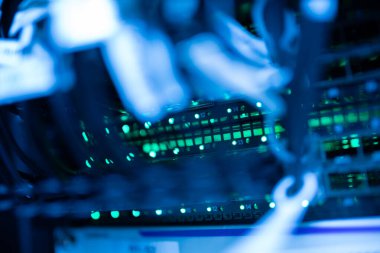 sunucu bilgisayarı yüksek performanslı, istikrarlı ve çok sayıda kullanıcıya hizmet verebilmeli.