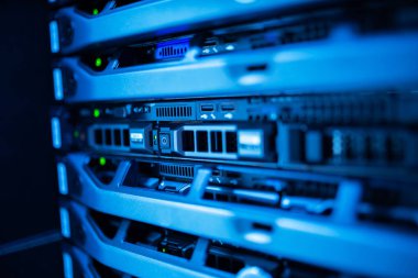 sunucu bilgisayarı yüksek performanslı, istikrarlı ve çok sayıda kullanıcıya hizmet verebilmeli.