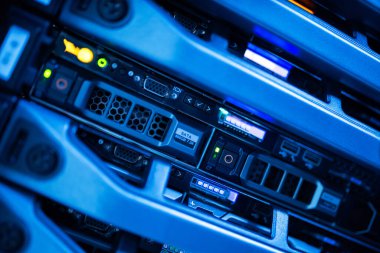 sunucu bilgisayarı yüksek performanslı, istikrarlı ve çok sayıda kullanıcıya hizmet verebilmeli.