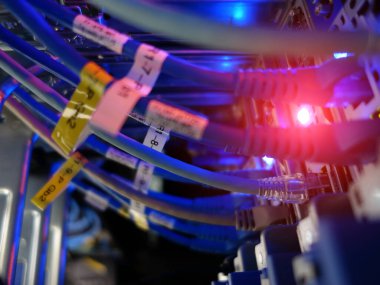 anahtara bağlı ağ kabloları - veri merkezi donanım teknolojisinin yakınlaştırılması           