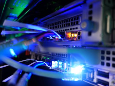 anahtara bağlı ağ kabloları - veri merkezi donanım teknolojisinin yakınlaştırılması           