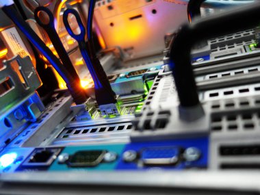 anahtara bağlı ağ kabloları - veri merkezi donanım teknolojisinin yakınlaştırılması                           