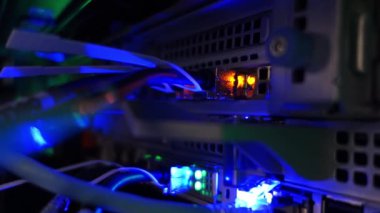 sunucu bilgisayarı yüksek performanslı, istikrarlı ve çok sayıda kullanıcıya hizmet verebilmeli.