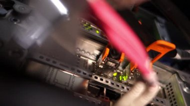 sunucu bilgisayarı yüksek performanslı, istikrarlı ve çok sayıda kullanıcıya hizmet verebilmeli.