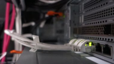sunucu bilgisayarı yüksek performanslı, istikrarlı ve çok sayıda kullanıcıya hizmet verebilmeli.
