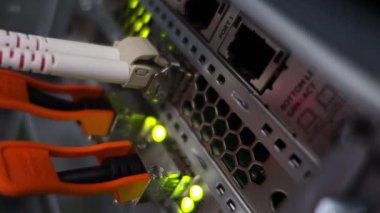 sunucu bilgisayarı yüksek performanslı, istikrarlı ve çok sayıda kullanıcıya hizmet verebilmeli.