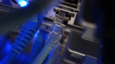 sunucu bilgisayarı yüksek performanslı, istikrarlı ve çok sayıda kullanıcıya hizmet verebilmeli.