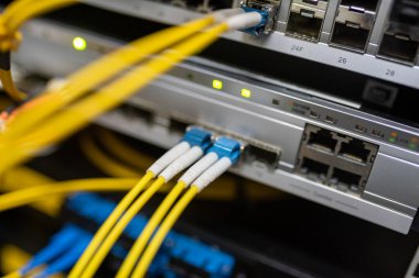 Bir teknoloji veri merkezinde sunucuları olan fiber optik