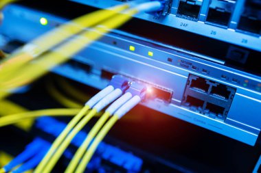 Bir teknoloji veri merkezinde sunucuları olan fiber optik