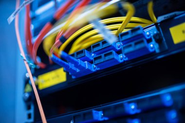 Bir teknoloji veri merkezinde sunucuları olan fiber optik