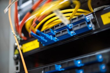 Bir teknoloji veri merkezinde sunucuları olan fiber optik