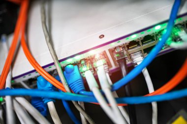 Bir teknoloji veri merkezinde sunucuları olan fiber optik