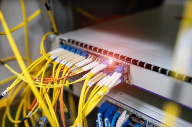 Bir teknoloji veri merkezinde sunucuları olan fiber optik