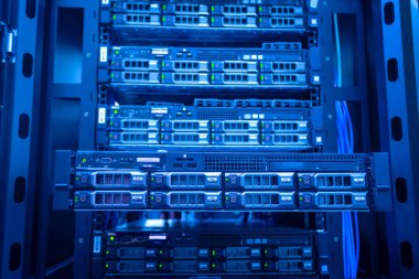 Sunucu odası sürekli çalışan bilgisayar sunucususöyler. Gücü ve ilerlemeyi iletin