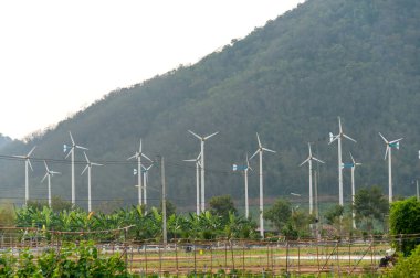 Alandaki elektrik üretimi için rüzgar türbini .