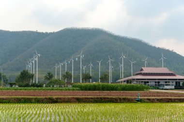 Alandaki elektrik üretimi için rüzgar türbini .