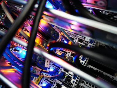 sunucu bilgisayarı yüksek performanslı, istikrarlı ve çok sayıda kullanıcıya hizmet verebilmeli.