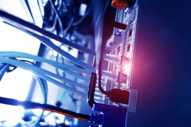 sunucu bilgisayarı yüksek performanslı, istikrarlı ve çok sayıda kullanıcıya hizmet verebilmeli.