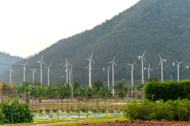 Alandaki elektrik üretimi için rüzgar türbini .