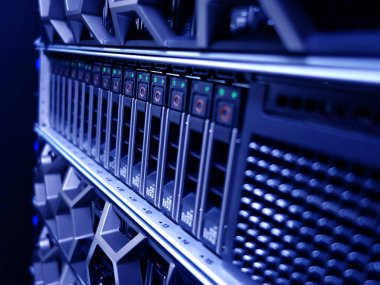 sunucu bilgisayarı yüksek performanslı, istikrarlı ve çok sayıda kullanıcıya hizmet verebilmeli.