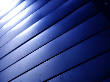 Her şeyi düzenli tutmak için kabloları depolayan bir panel. Kabloları bir arada tutan bir panel, yönetmeyi elverişli ve esnek kılıyor..