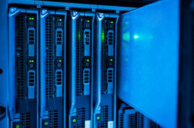 Ağ sunucuları veri odasında .