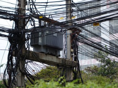 Elektrik transformatörü, elektrik enerjisini aktarmak için kullanılan elektrik dağıtım sistemlerinde hayati bir bileşendir.