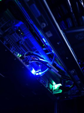 sunucu bilgisayarı yüksek performanslı, istikrarlı ve çok sayıda kullanıcıya hizmet verebilmeli.