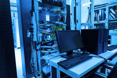 Bir teknoloji veri merkezinde sunucuları olan fiber optik