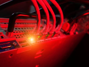 sunucu bilgisayarı yüksek performanslı, istikrarlı ve çok sayıda kullanıcıya hizmet verebilmeli.