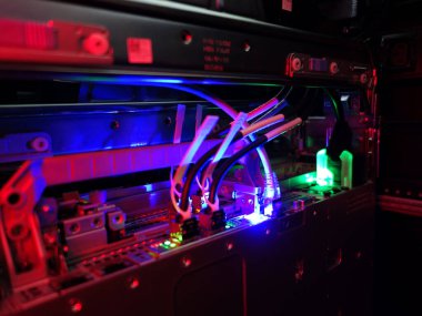 sunucu bilgisayarı yüksek performanslı, istikrarlı ve çok sayıda kullanıcıya hizmet verebilmeli.