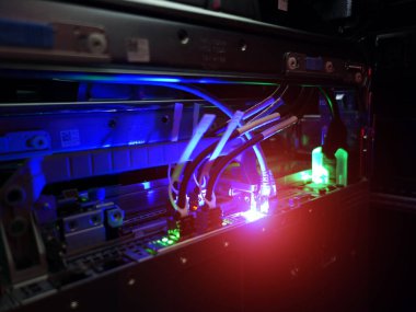 sunucu bilgisayarı yüksek performanslı, istikrarlı ve çok sayıda kullanıcıya hizmet verebilmeli.