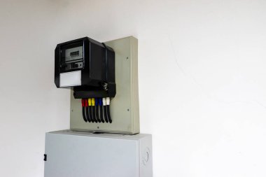 Elektrik sayacı evde ve sanayi tesislerinde AC gücünün miktarını ölçmek için yapıldı