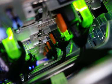 sunucu bilgisayarı yüksek performanslı, istikrarlı ve çok sayıda kullanıcıya hizmet verebilmeli.