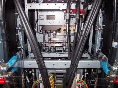 Bu veri merkezinde ağ ekipmanı ve kablolarının karmaşık kurulumunu keşfedin, kritik bileşenleri ve verimli çalışma için modern teknolojiyi gösterin.