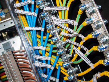 Modern bir elektrik panelinin içindeki karmaşık kablolar ve kabloların detaylı bir görüntüsü çeşitli bağlantıları ve verimli işlemler için hayati önem taşıyan organizasyonları gösteriyor..