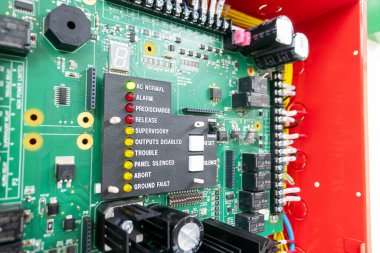 Teknik uygulamalarda sistem performansını izlemek ve yönetmek için gerekli olan çeşitli göstergeler, düğmeler ve devrelerin yer aldığı bir kontrol panelinin yakın görüntüsü.