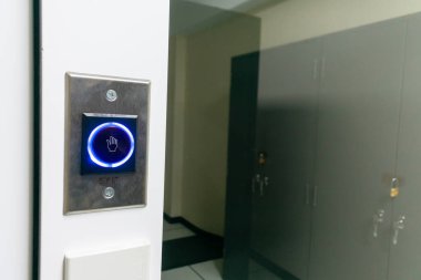 Parlayan mavi bir gösterge içeren parlak, dokunmaz bir çıkış düğmesi. Modern binalarda kolaylık ve güvenliği arttırmak için ideal olan bu aygıt, kullanıcı dostu bir arayüz sunuyor.