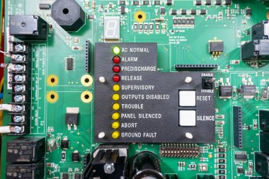 Elektronik sistemi izlemek için çeşitli göstergeleri ve düğmeleri gösteren bir kontrol panelinin ayrıntılı görüntüsü. Teknolojiyle ilgili projeler için ideal.