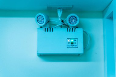 Bu resim, binalarda etkin güvenlik ve güvenlik için tasarlanmış LED ışıkları olan bir acil durum aydınlatma sistemini gösteriyor. Çeşitli kurulumlar için ideal.