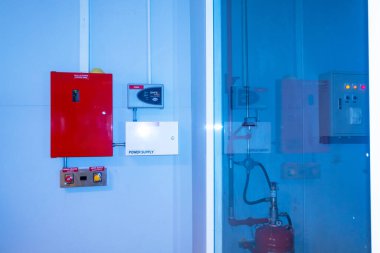 Modern kontrol paneli ve yangın güvenlik ekipmanları profesyonel bir ortamda sergileniyor. Resim temel güvenlik sistemlerini ve verimli operasyonel tasarımı vurguluyor.